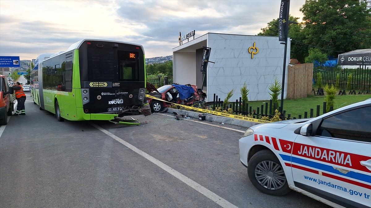 KOCAELİ - Belediye otobüsüyle çarpışan otomobilde 3 kişi öldü, 3 kişi yaralandı