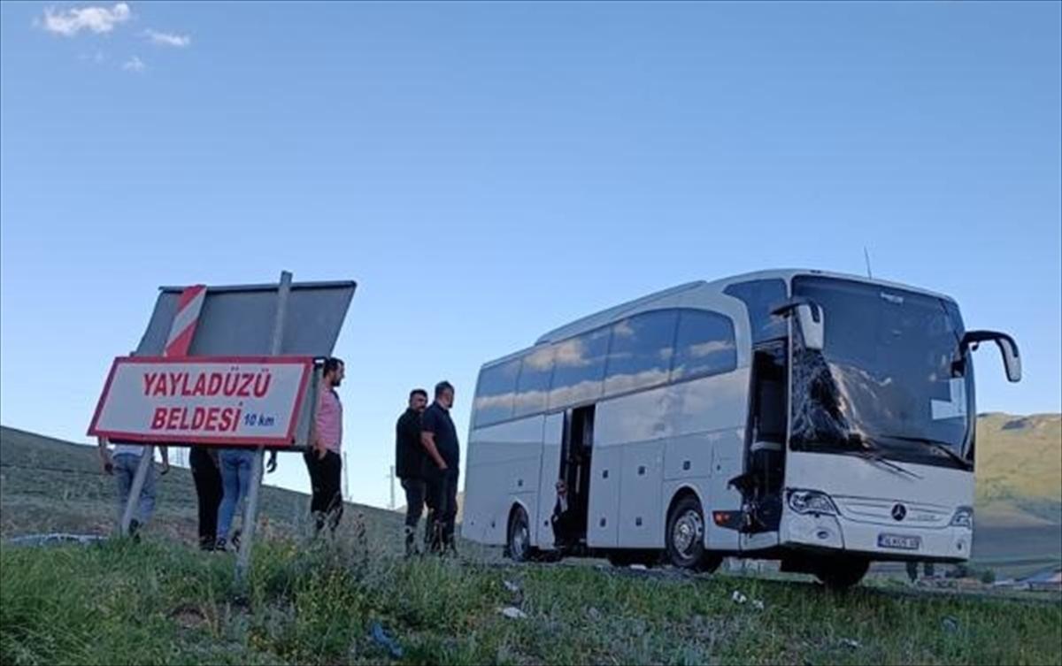 AĞRI - Otobüs ile kamyonetin çarpışması sonucu 13 kişi yaralandı