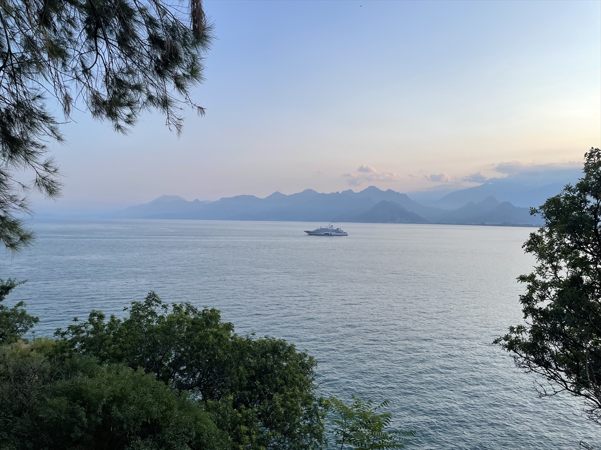 ANTALYA - Meksikalı iş insanına ait "Lady Moura" adlı lüks yat, Antalya açıklarına demirledi