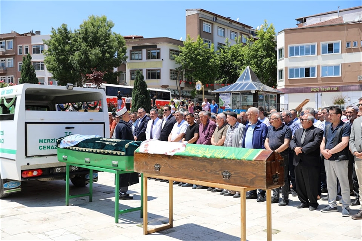 AMASYA - Trafik kazasında yanarak hayatını kaybeden 3 kişi toprağa verildi