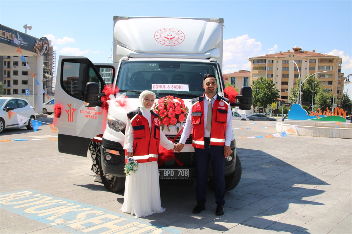 MALATYA - Mobil sosyal hizmet aracı depremzedenin gelin arabası oldu