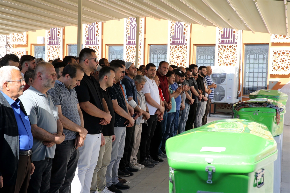 SİVAS - Tokat'taki kazada ölen anne ve iki çocuğu son yolculuğuna uğurlandı