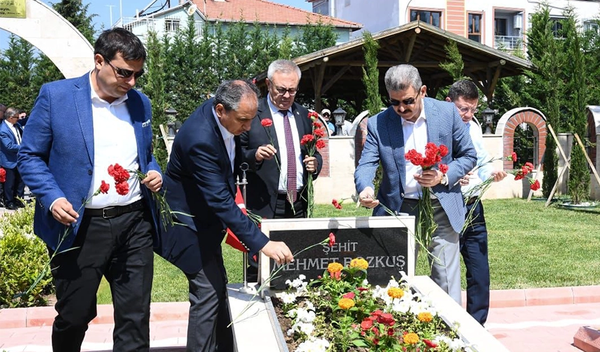 Uşak Protokolü Garnizon Şehitliğini Ziyaret Etti