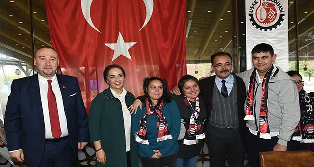 Vali Funda Kocabıyık, Dünya Engelliler Günü Münasebetiyle Engelliler Ve Aileleriyle Bir Araya Geldi.