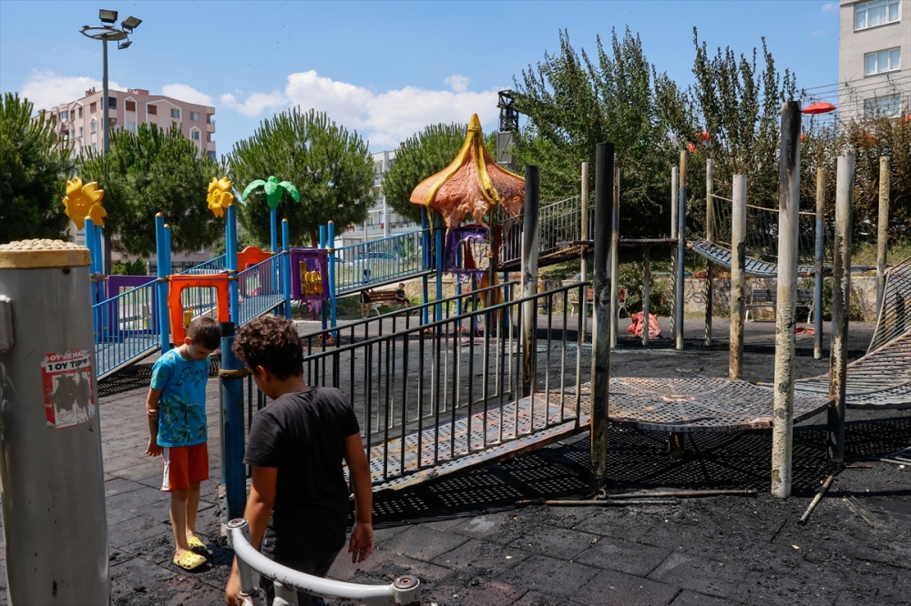 Buca'da çocuk parkında çıkan yangın nedeniyle oyuncaklar kullanılamaz hale geldi