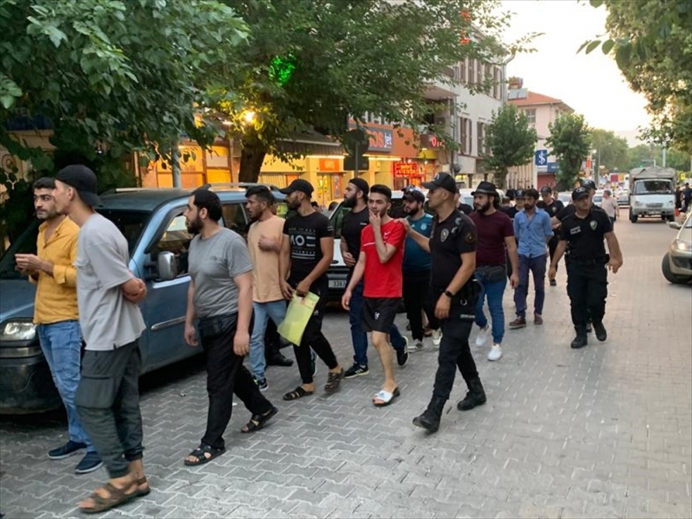Basmane'de düzenlenen operasyonda 120 düzensiz göçmen yakalandı