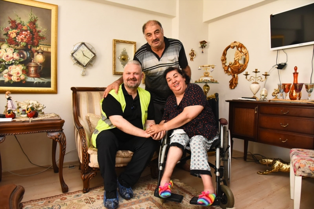 İzmir Menemen'de bayram öncesi ev temizliğine belediye başkanı da katıldı