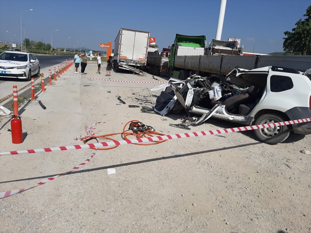 Denizli'de tıra çarpan otomobildeki 1 kişi öldü
