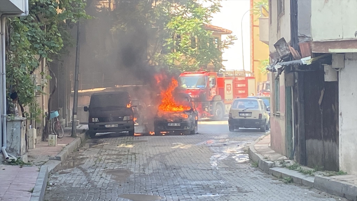 KASTAMONU - Çıkan yangında 2 otomobil ile 2 minibüs zarar gördü