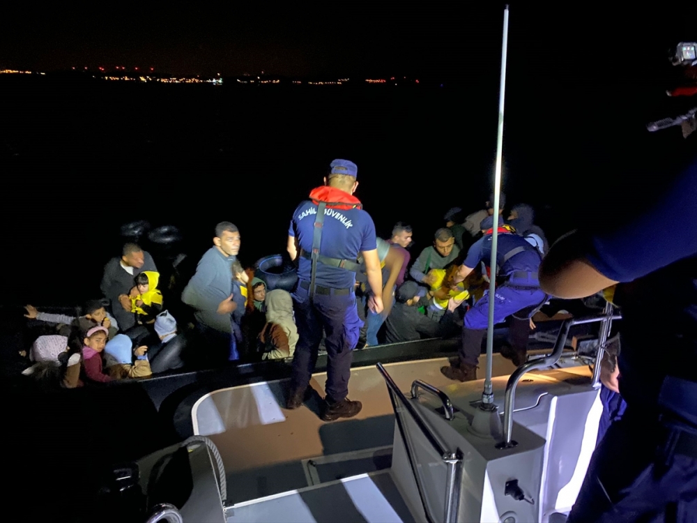 İzmir'de 25 düzensiz göçmen kurtarıldı, 31 göçmen yakalandı