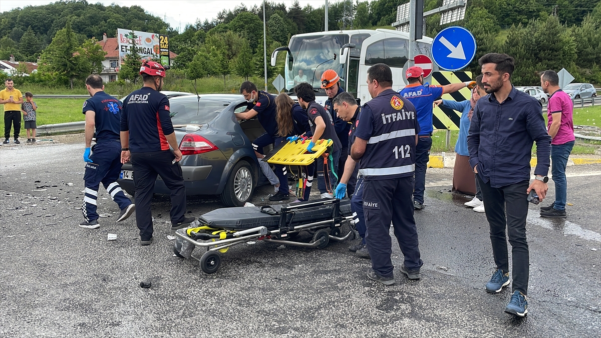 BOLU - Çarpışan iki otomobildeki 9 kişi yaralandı