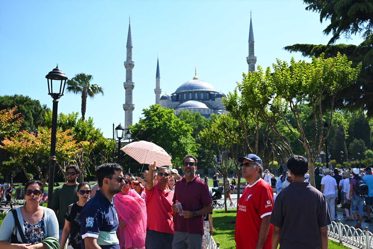 İstanbullular ve turistler boş kalan kentte gezmenin tadını çıkardı