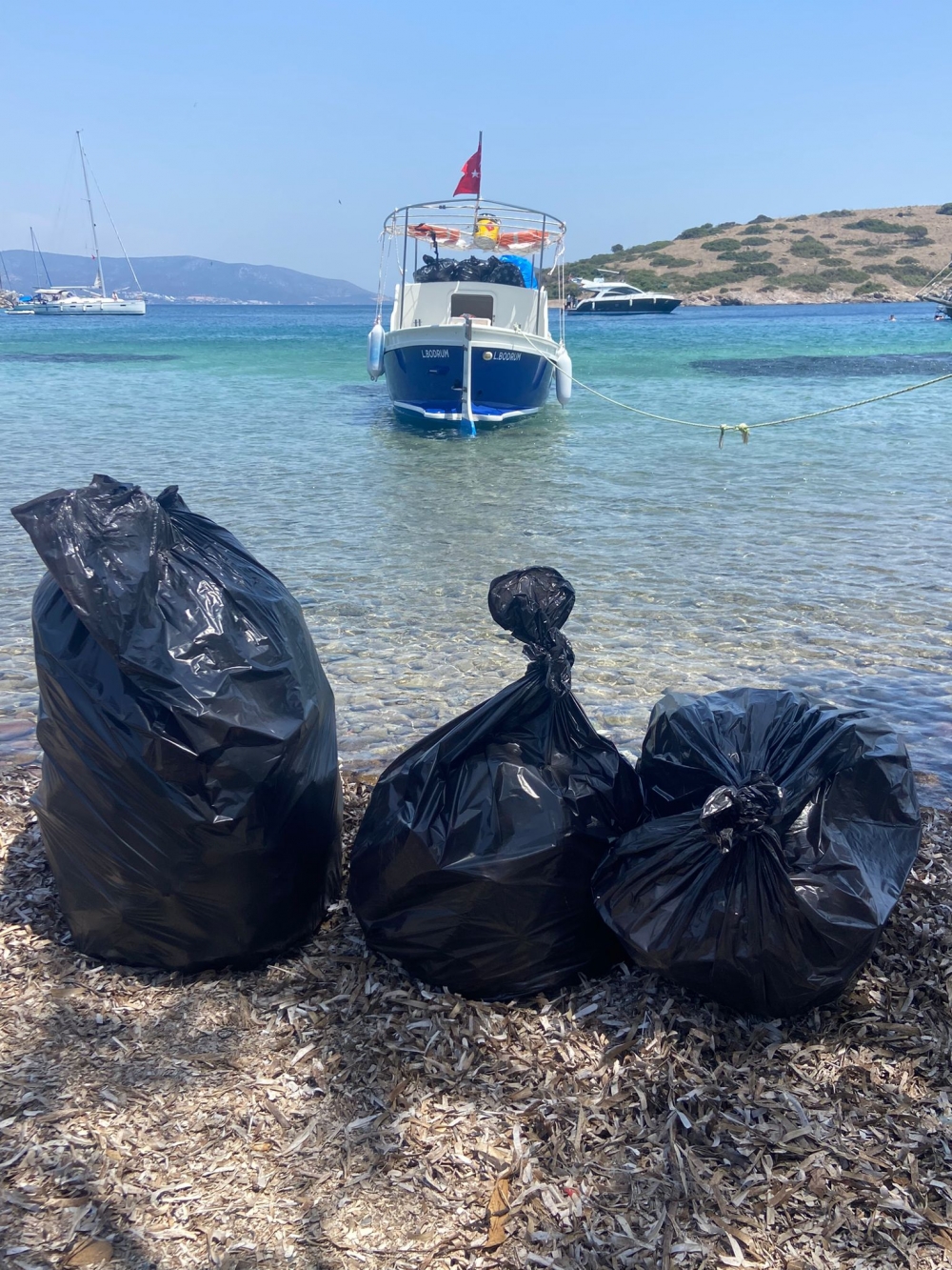 Bodrum'da ada ve koylarda temizlik yapıldı
