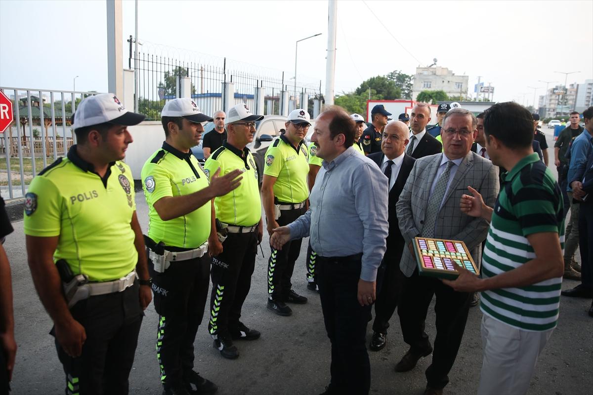 MERSİN - Vali Pehlivan, bayram için gelen tatilcileri kent girişinde karşıladı