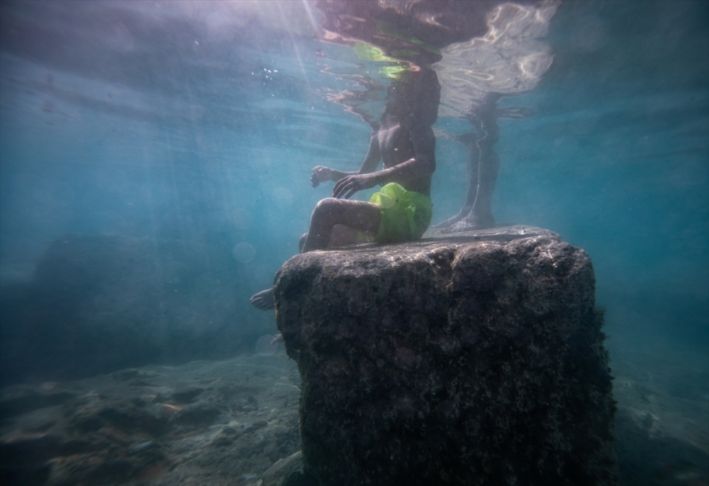 Pamukkale'deki antik termal havuz, havalar bunaltsa da boş kalmıyor