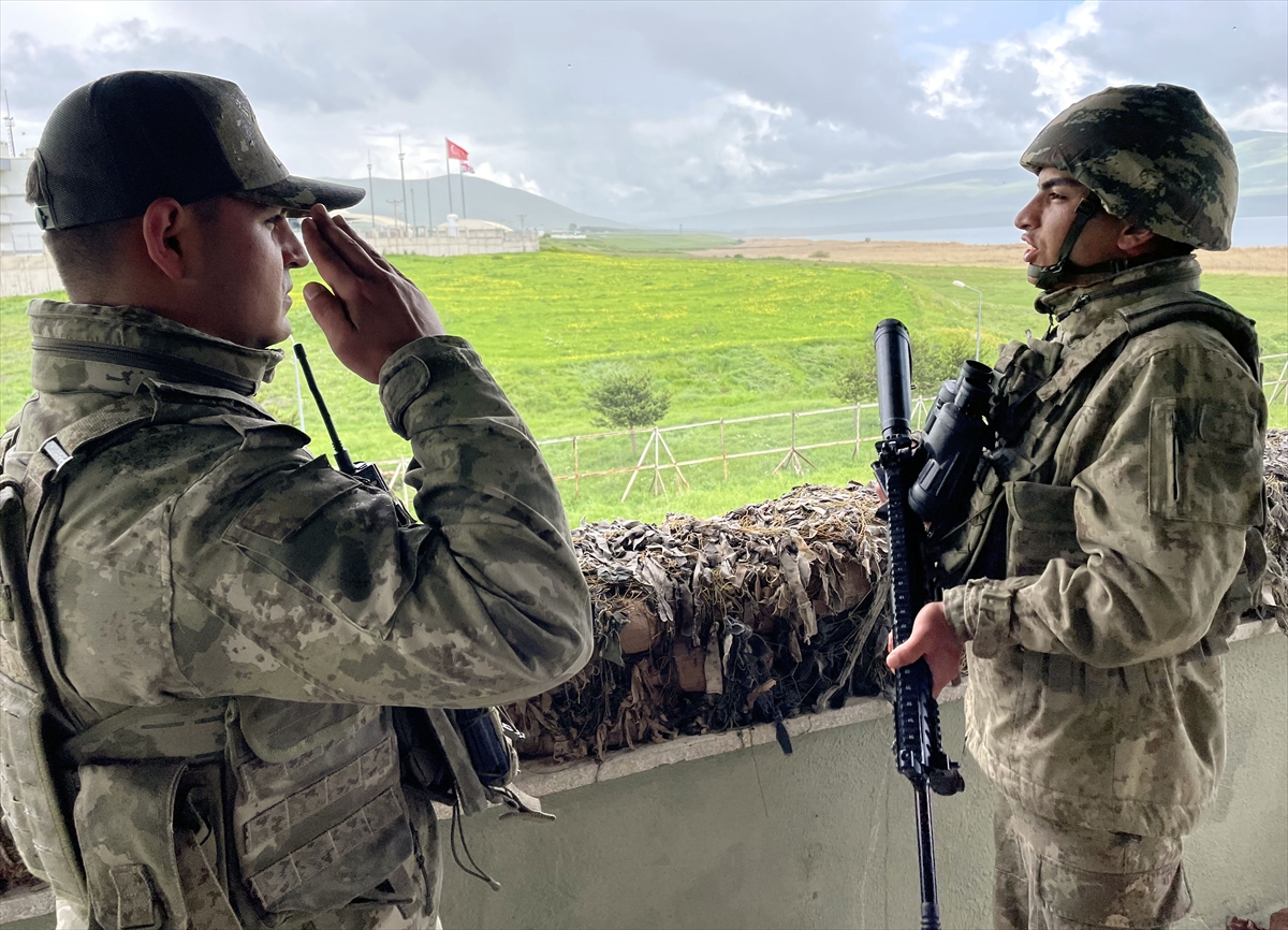 ARDAHAN - Gürcistan sınırının sıfır noktasındaki karakolda Mehmetçik, bayramı komutanlarıyla karşıladı