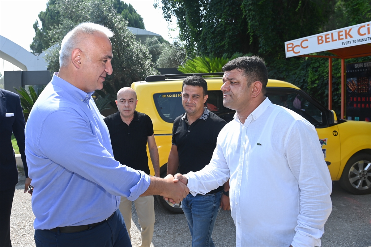 ANTALYA - Kültür ve Turizm Bakanı Ersoy, taksici esnafıyla bayramlaştı