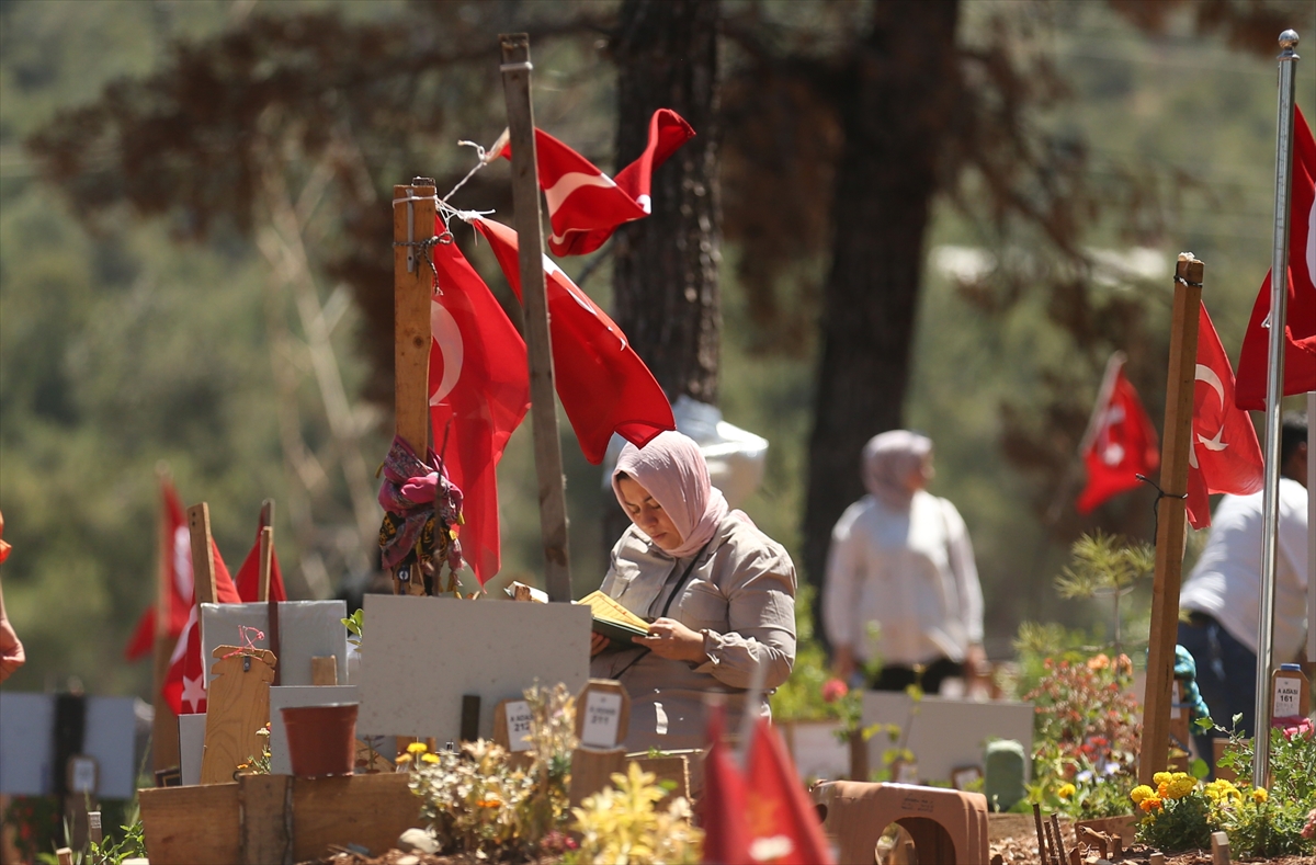 KAHRAMANMARAŞ - Depremin merkez üssü Kahramanmaraş'ta kabristanda hüzünlü bayram