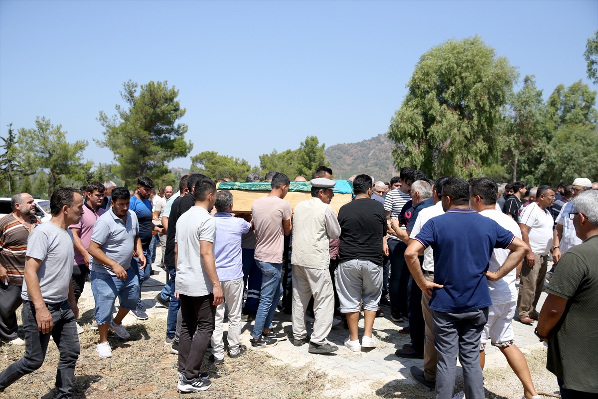 MUĞLA  - Fethiye'de salça kazanına düşerek ölen bebeğin cenazesi defnedildi