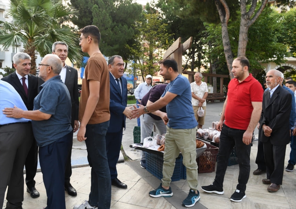 Denizli'de Yeni Camii önünde bayramlaşma programı düzenlendi
