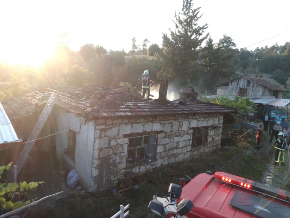 Denizli'de çıkan yangında ev kullanılamaz hale geldi