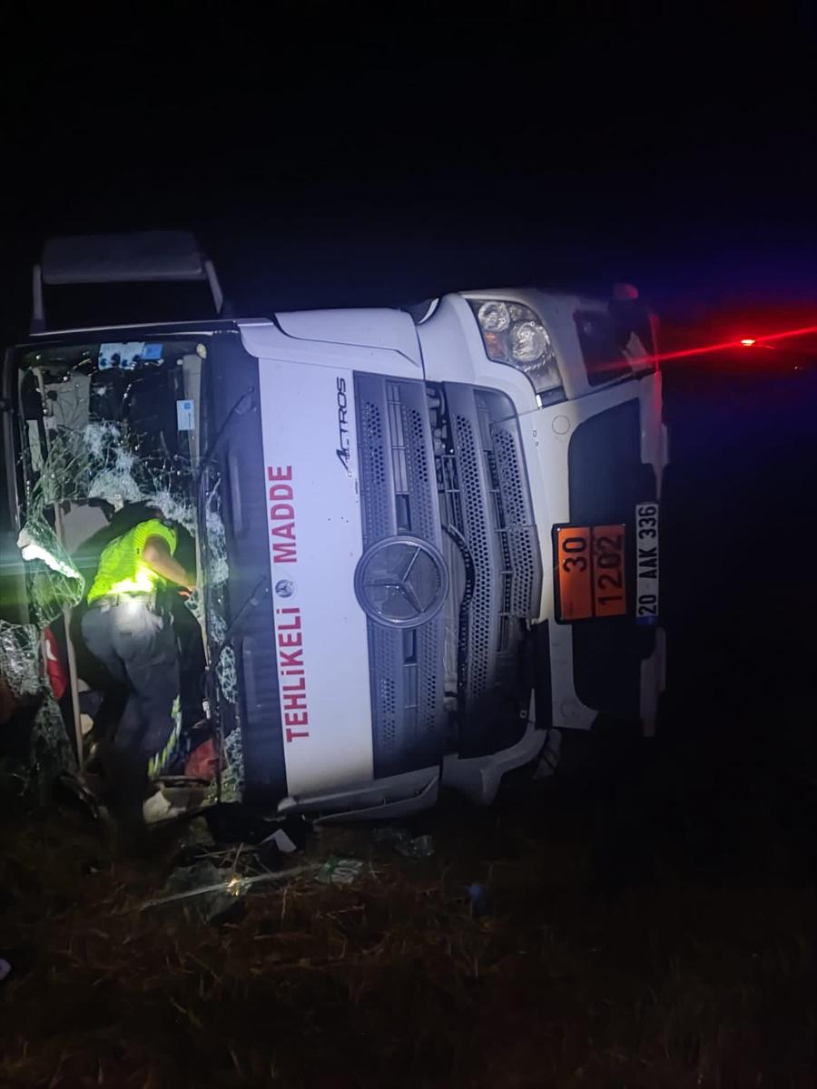 Manisa'da yakıt tankerinin devrilmesi sonucu 3 kişi yaralandı