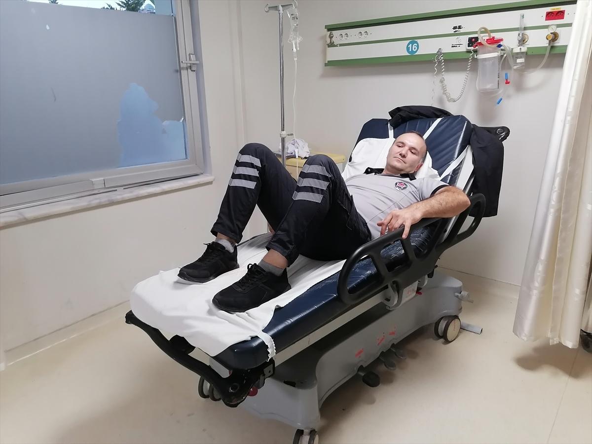 KOCAELİ - Ambulansla acil servise getirilen alkollü kişi güvenlik görevlisini bıçakladı