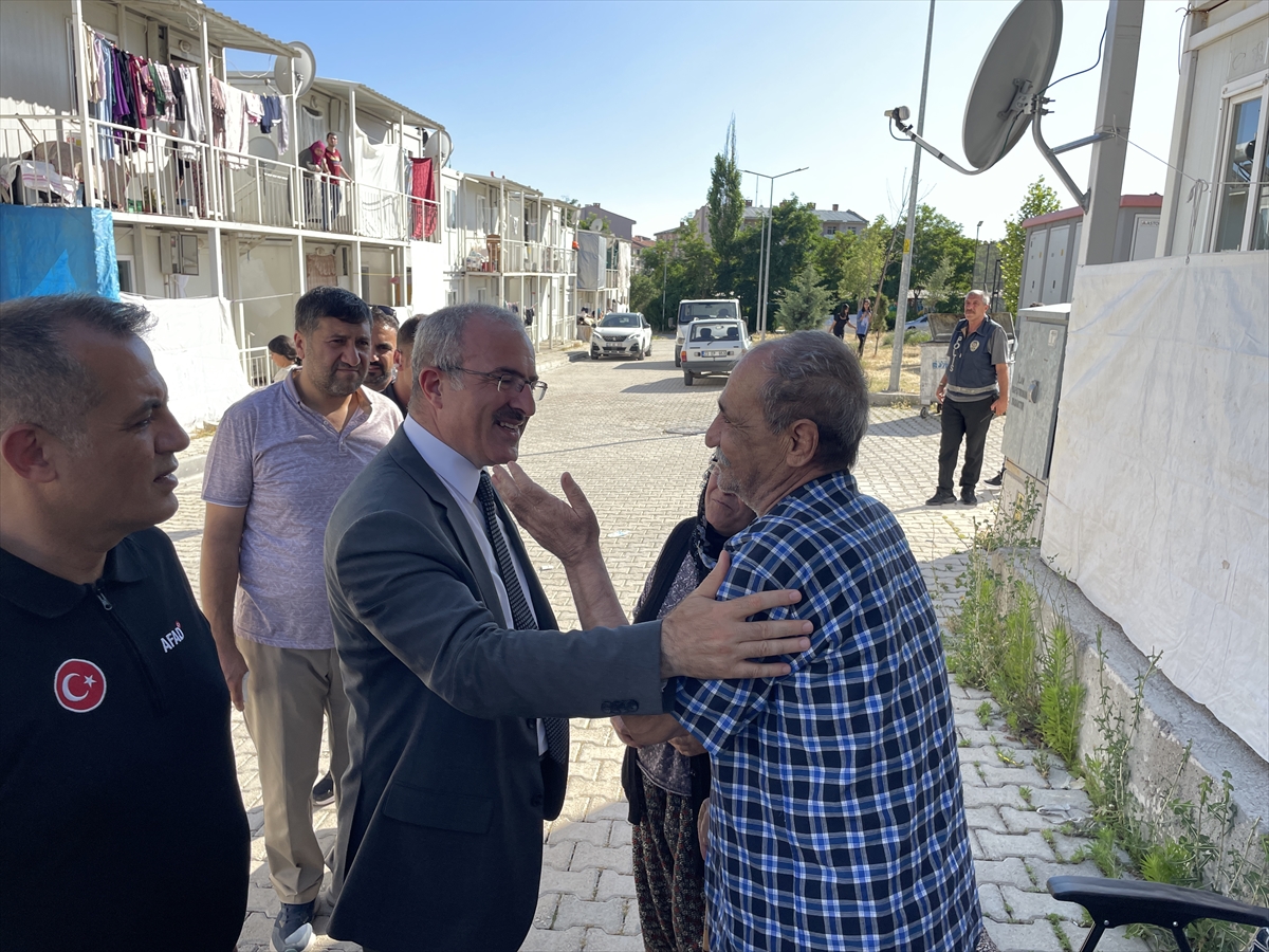 ELAZIĞ - Vali Toraman, depremzedeler ve Ahıska Türkleri ile bayramlaştı