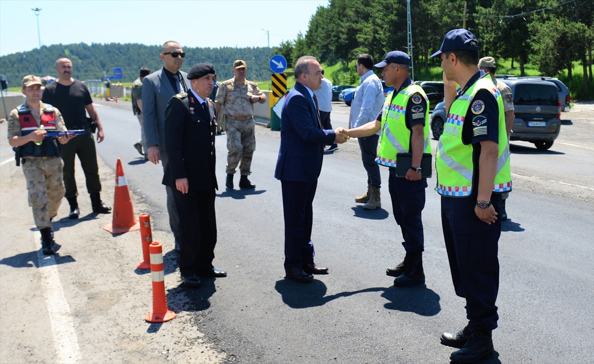 ARDAHAN - Vali Öner, nöbetçi kolluk ve sağlık personeliyle bayramlaştı