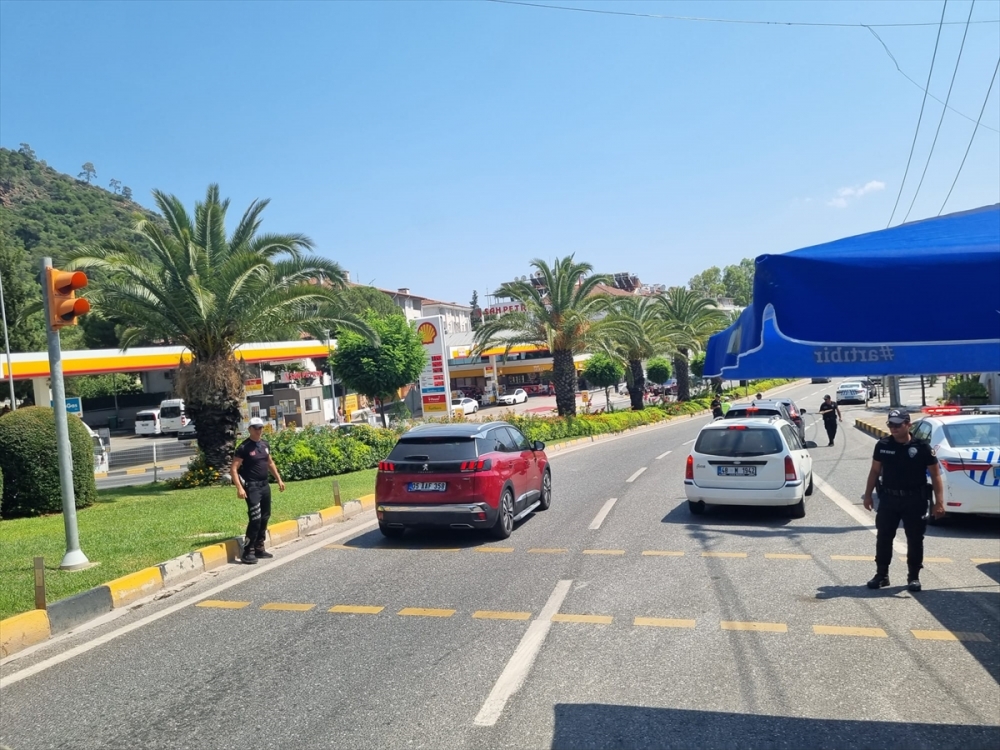 Marmaris'e tatil için gelen sürücülere polis bayram şekeri ikram etti