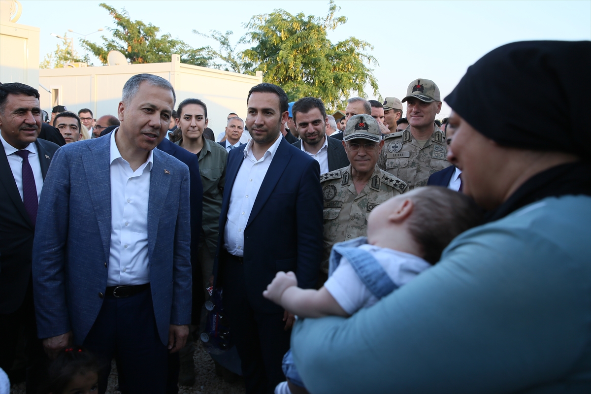 KİLİS - İçişleri Bakanı Yerlikaya, depremzedeleri ziyaret etti