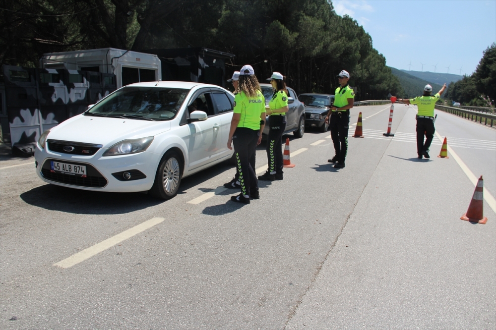 Manisa'da polis ekipleri sürücü ve yolcuların bayramlarını kutladı