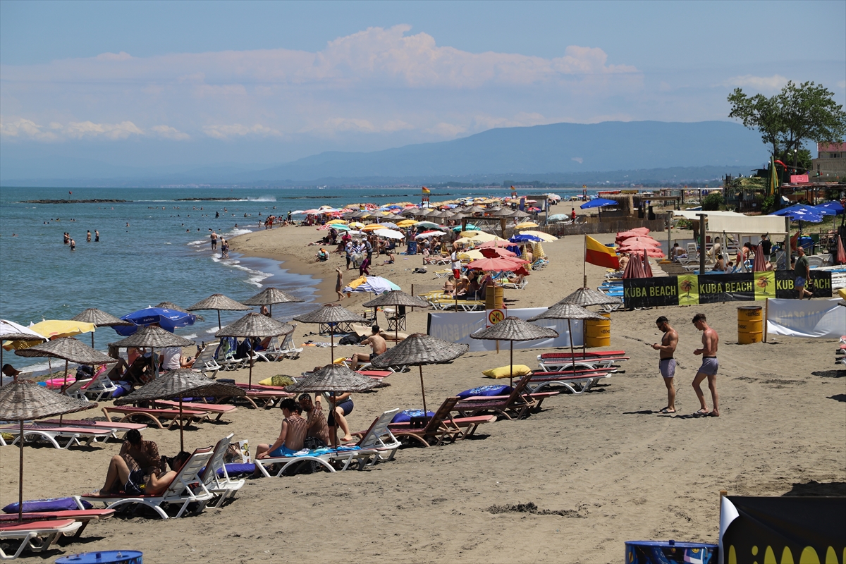 Sakarya'nın sahil kenti Karasu, bayramın ilk günü tatilcilerin akınına uğradı
