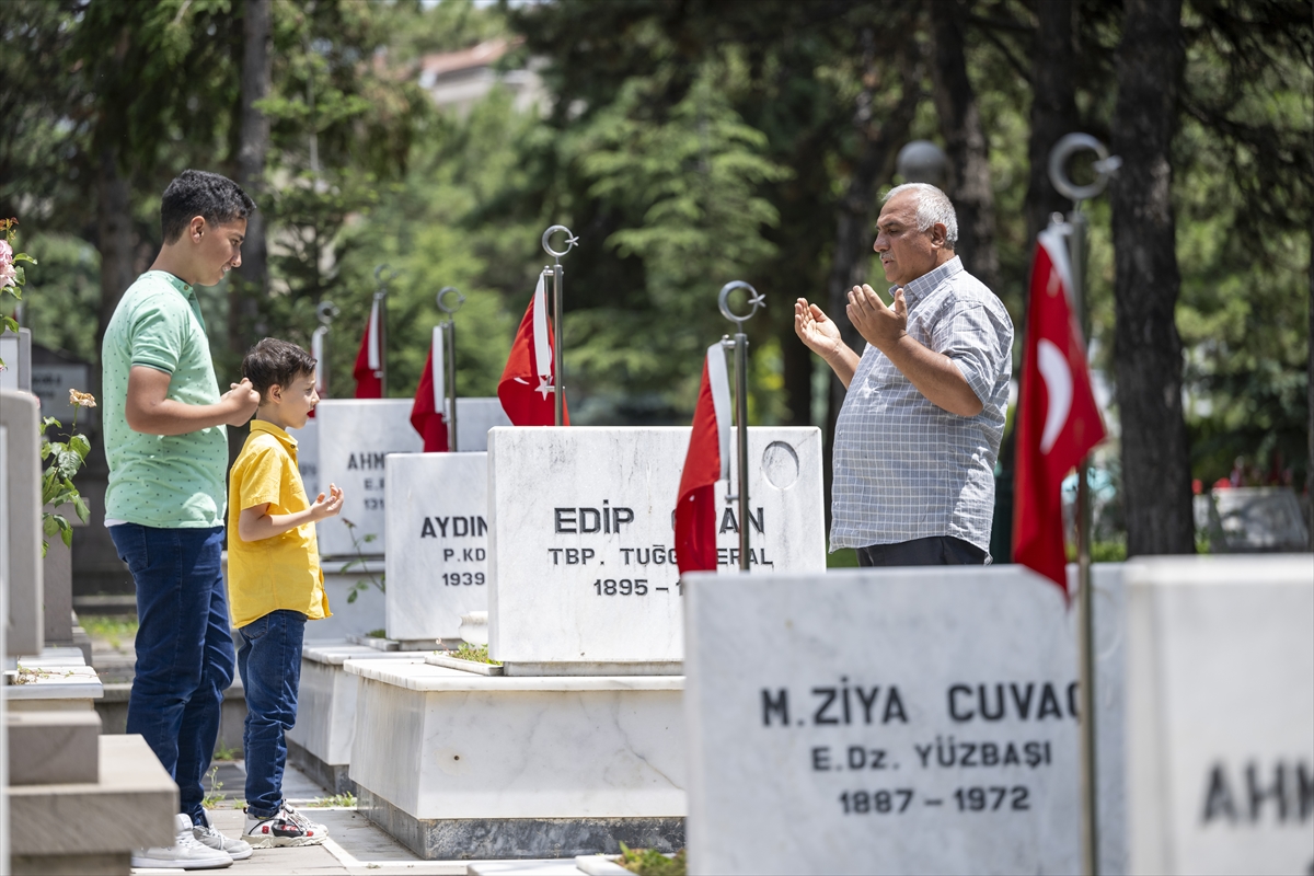 ANKARA - Cebeci Askeri Şehitliği'nde bayram yoğunluğu