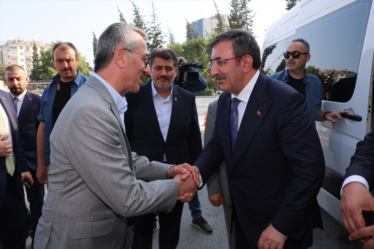 KAHRAMANMARAŞ - Cumhurbaşkanı Yardımcısı Yılmaz, depremde yakınlarını kaybeden iki aileyi ziyaret etti