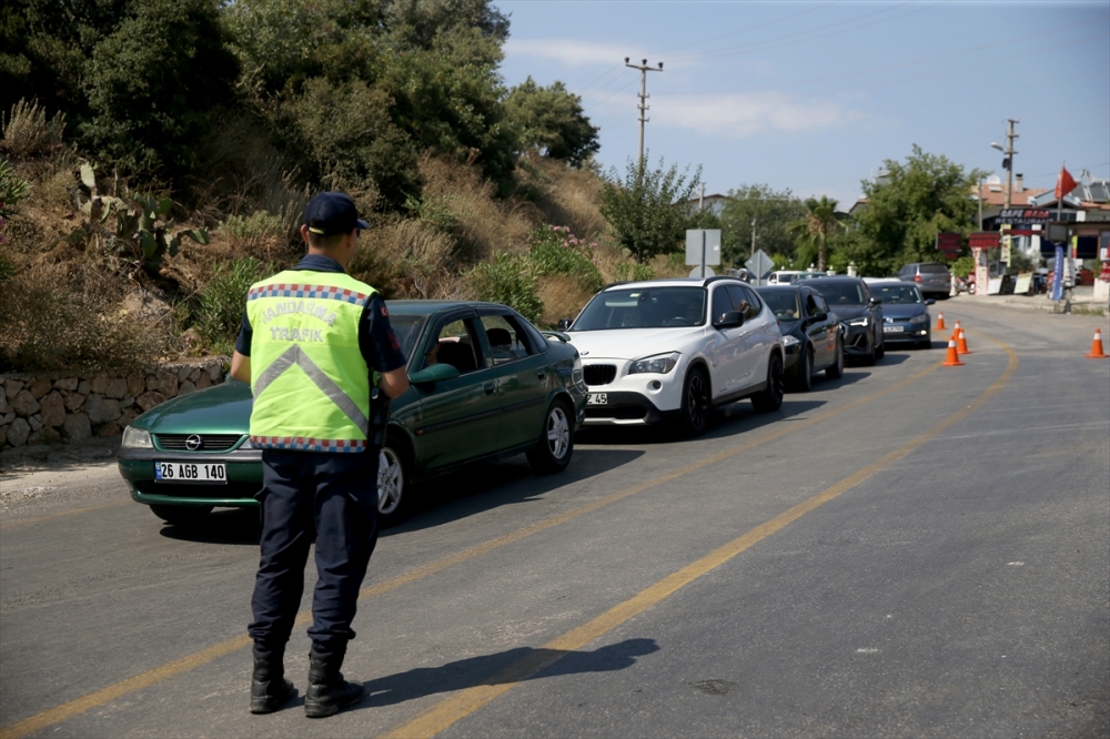 Ölüdeniz ve Akyaka'da  tatilciler uzun araç kuyrukları oluşturdu
