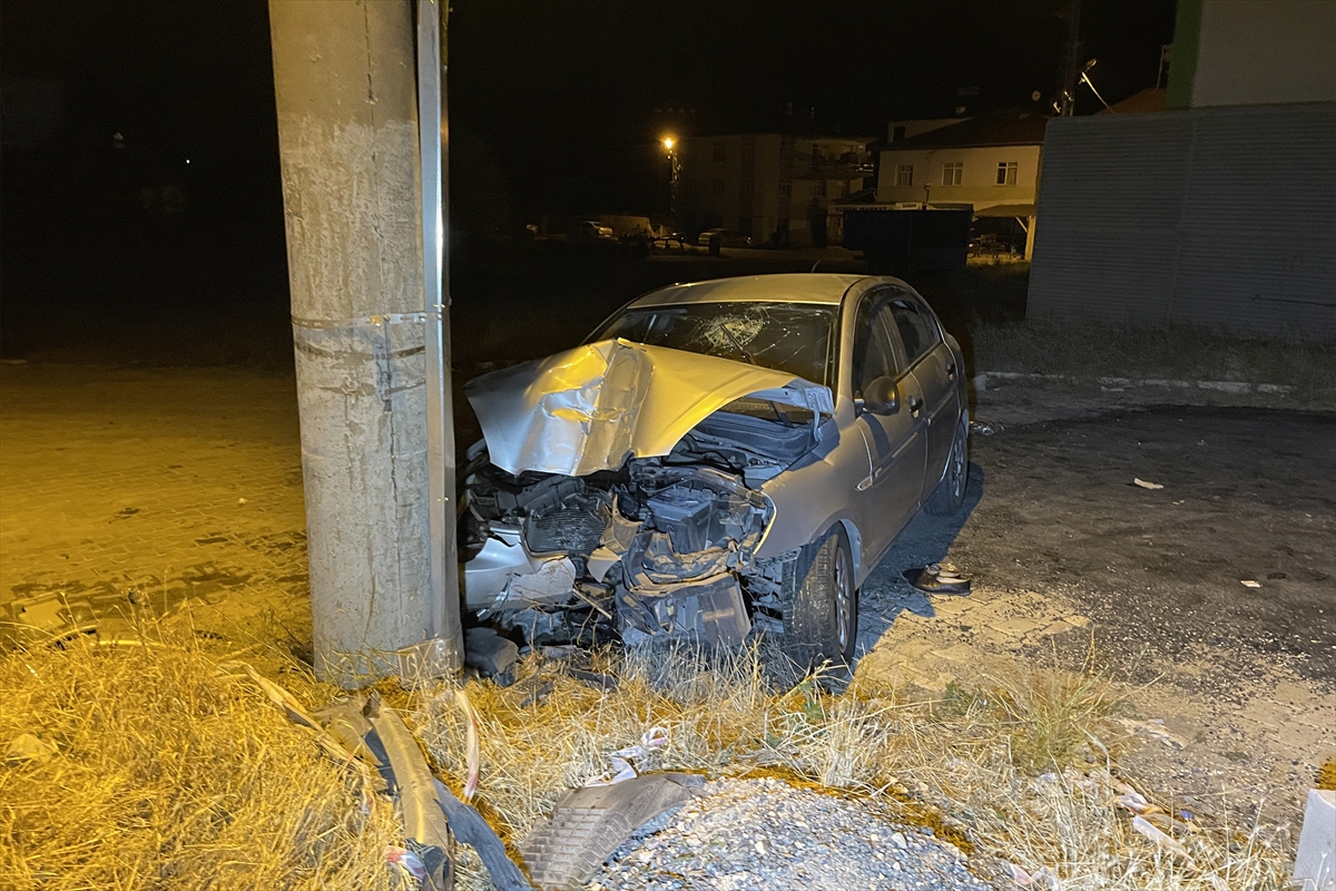 ELAZIĞ - Direğe çarpan otomobildeki 6 kişi yaralandı