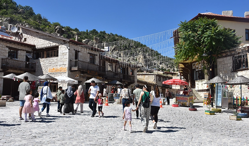 Yerli ve Yabancı Turistler "Frigya'ya" Akın Etti