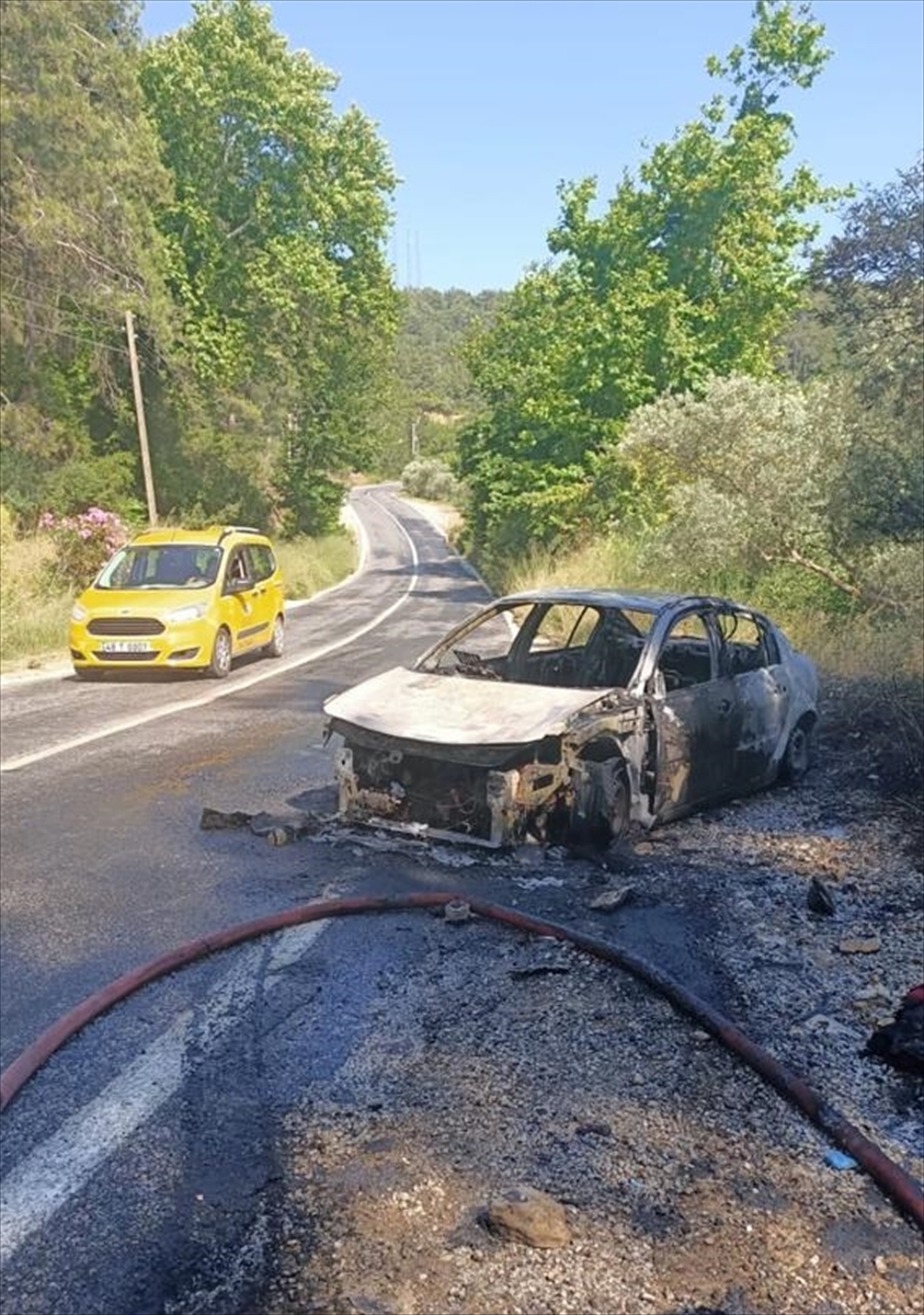 Muğla'da seyir halindeki otomobil yandı