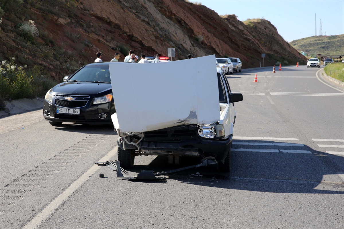 SİVAS - İki otomobilin çarpıştığı kazada 3 kişi yaralandı