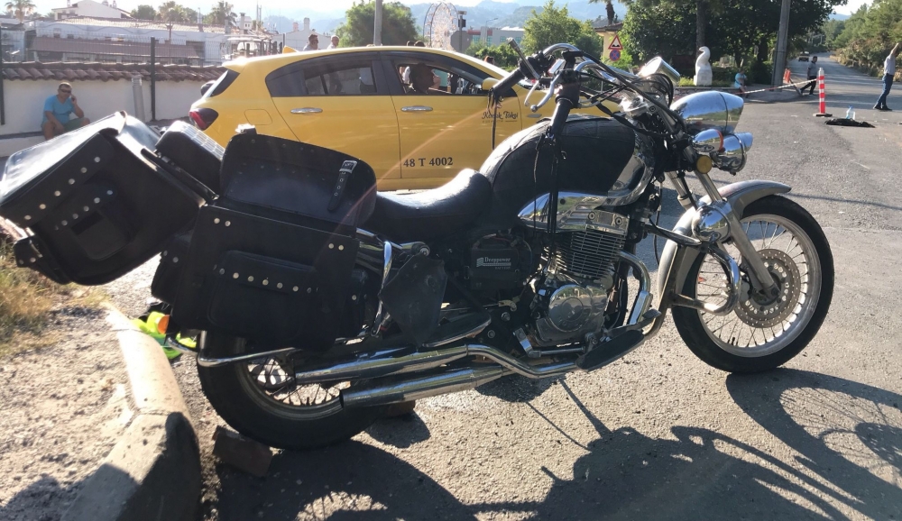 Muğla'da minibüsle çarpışan motosikletteki 1 kişi öldü, 1 kişi yaralandı