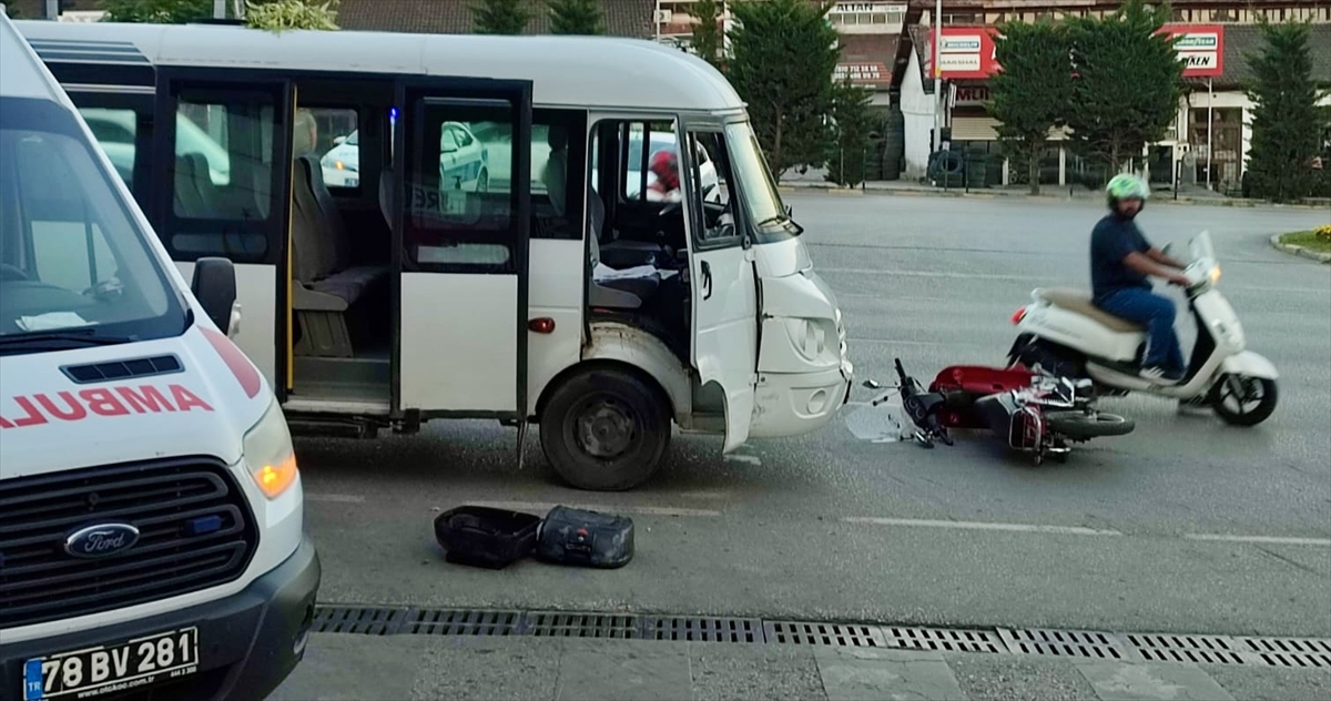 KARABÜK - 3 aracın karıştığı kazada 9 kişi yaralandı