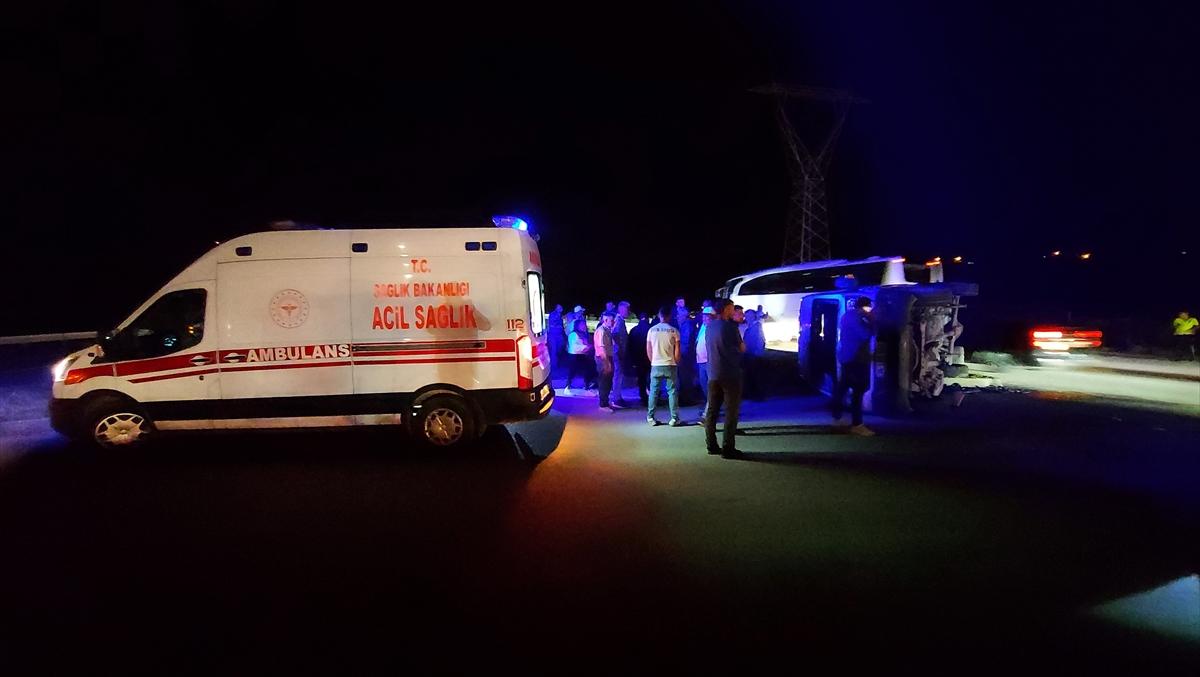 AMASYA - Otomobil ile minibüsün çarpışması sonucu 17 kişi yaralandı