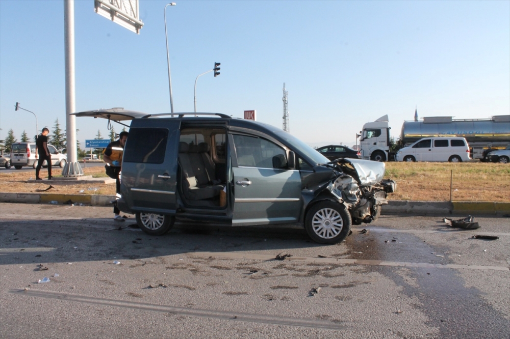 Afyonkarahisar'da hafif ticari araç ile otomobilin çarpıştığı kazada 10 kişi yaralandı