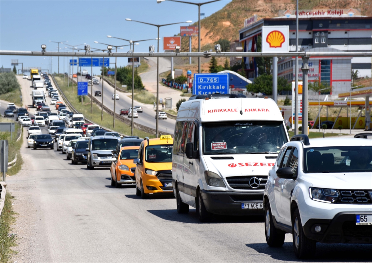 KIRIKKALE - Bayram tatilinin son gününde "kilit kavşak" Kırıkkale'de trafik yoğunluğu