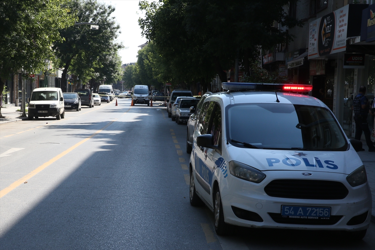 SAKARYA - Bir kadını silahla rehin alan zanlı, etkisiz hale getirilerek gözaltına alındı