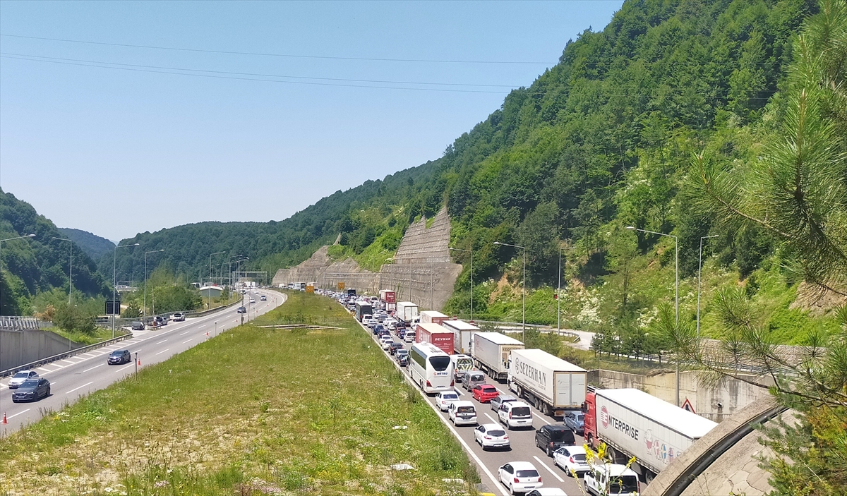 BOLU - Anadolu Otoyolu'nda meydana gelen zincirleme kazalar ulaşımı aksattı