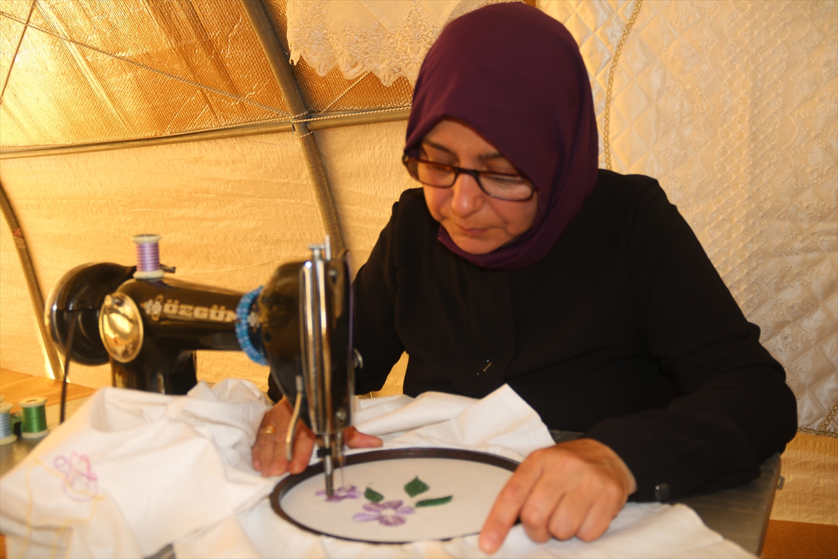MALATYA - Depremzede kadınlar konteyner kentteki iş atölyesinde üretime katılıyor