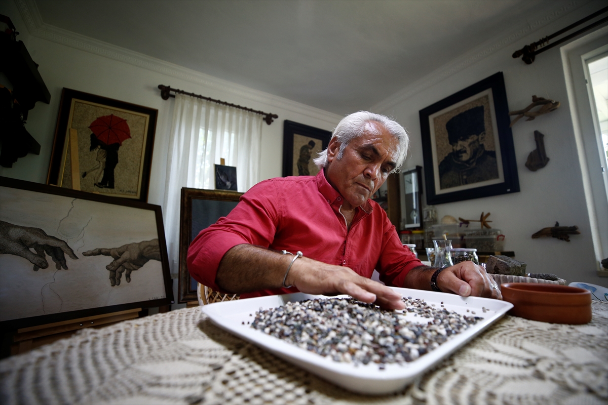 ANTALYA - Sahilden topladığı çakıl taşlarını sanat eserine dönüştürüyor