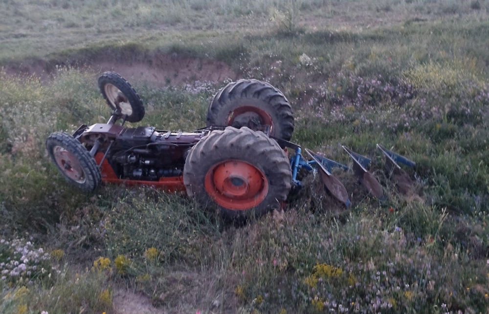 Kütahya'da devrilen traktörün sürücüsü öldü